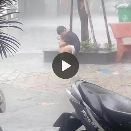 A Rainy Moment: Boy Embraces Beloved Dog After Months of Separation, Leaving Millions Touched (VIDEO)